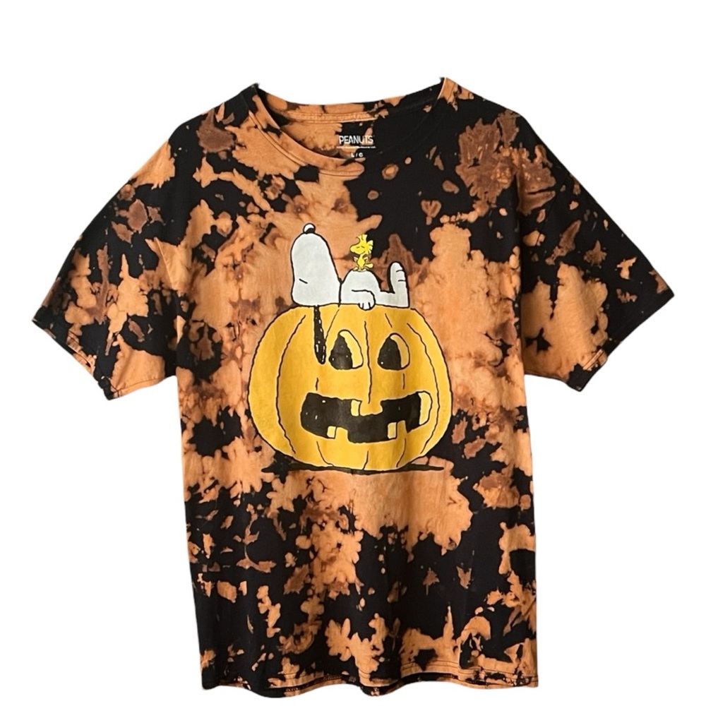Peanuts Worldwide LLC Halloween tie  dye T- Shirt. size Large.